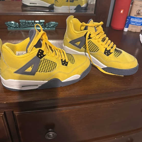 Authentic 
Air Jordan 4 Retro 'Lightning' 2021 - Picture 2 of 3